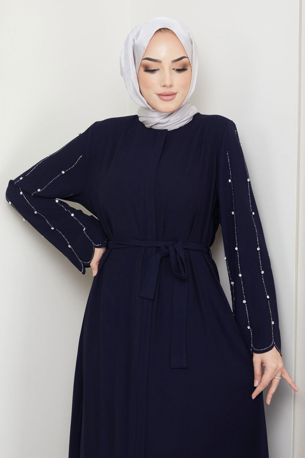 عباية زرقاء داكنة بأكمام مزينة بالأحجار وفتحة مخفية HM2152