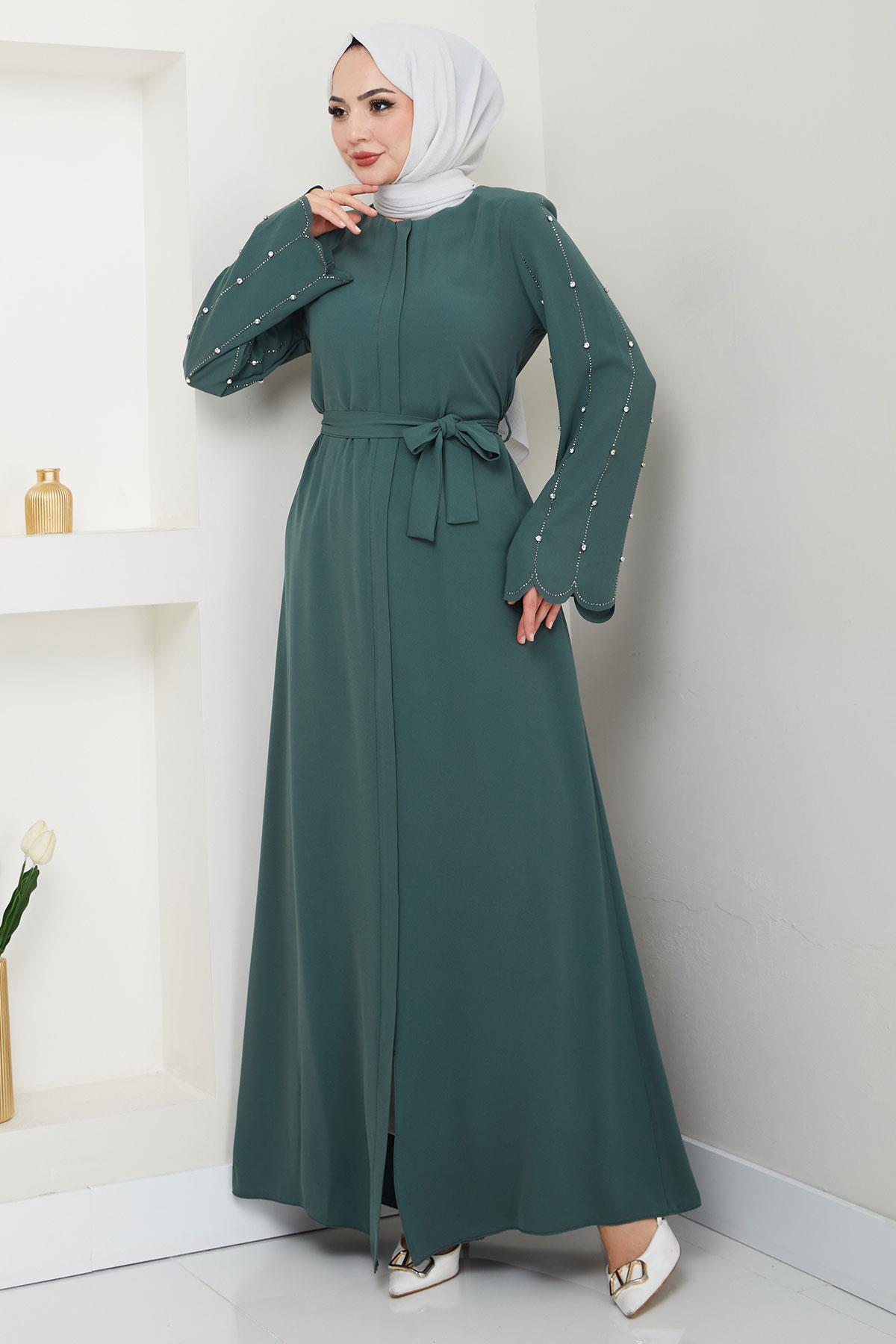 عباية خضراء بأكمام مزينة بالأحجار وفتحة مخفية HM2152