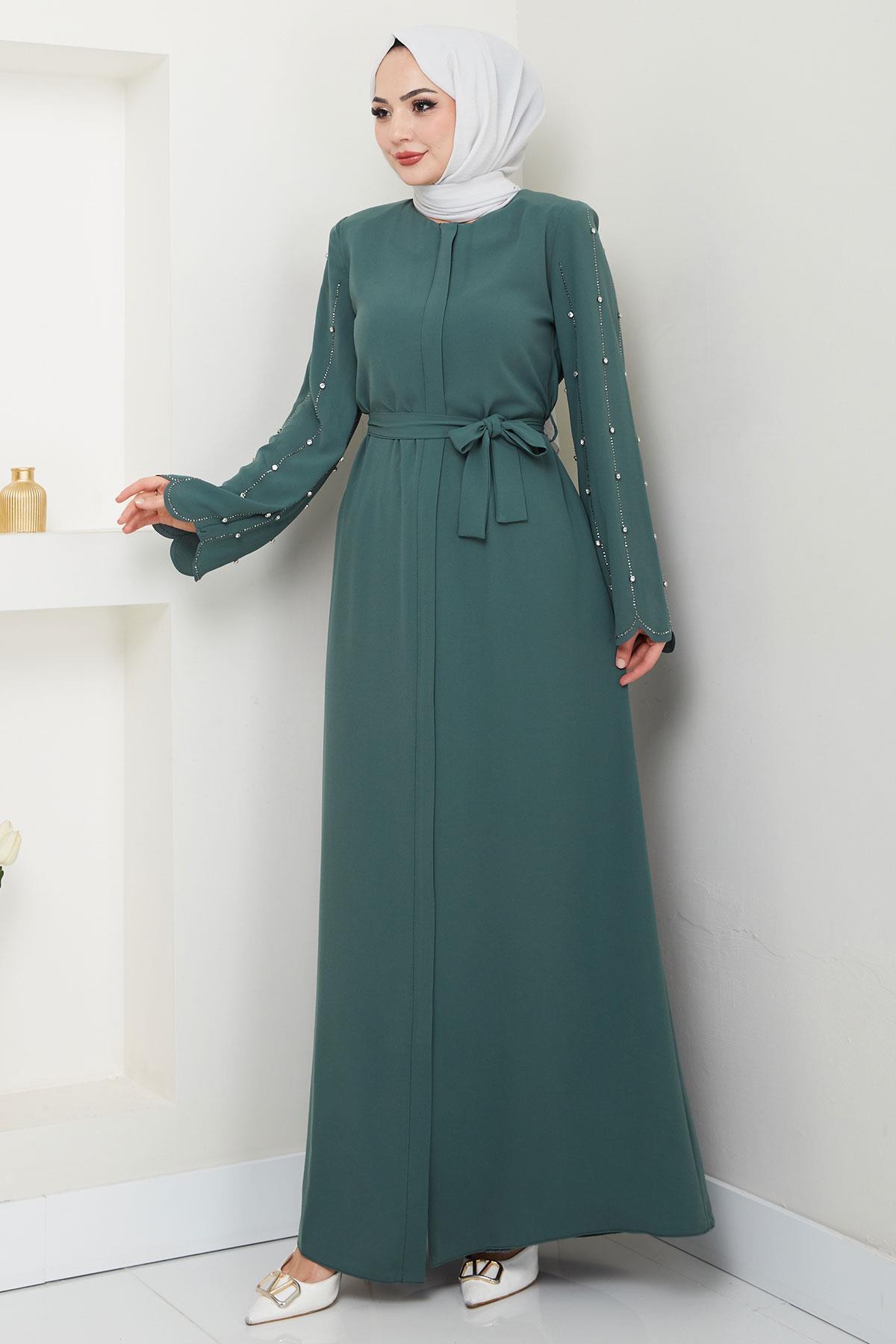 عباية خضراء بأكمام مزينة بالأحجار وفتحة مخفية HM2152