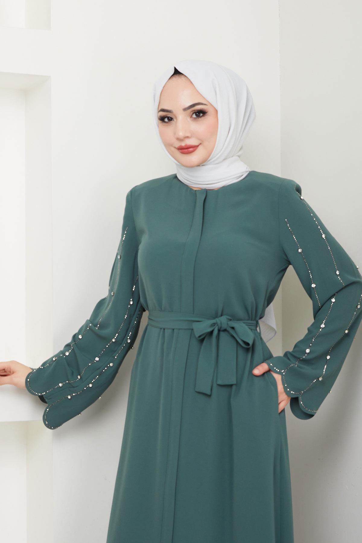 عباية خضراء بأكمام مزينة بالأحجار وفتحة مخفية HM2152