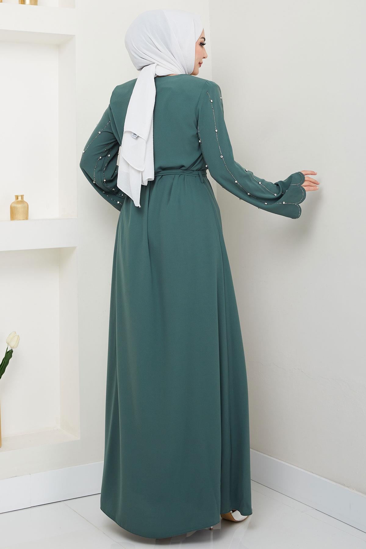 عباية خضراء بأكمام مزينة بالأحجار وفتحة مخفية HM2152