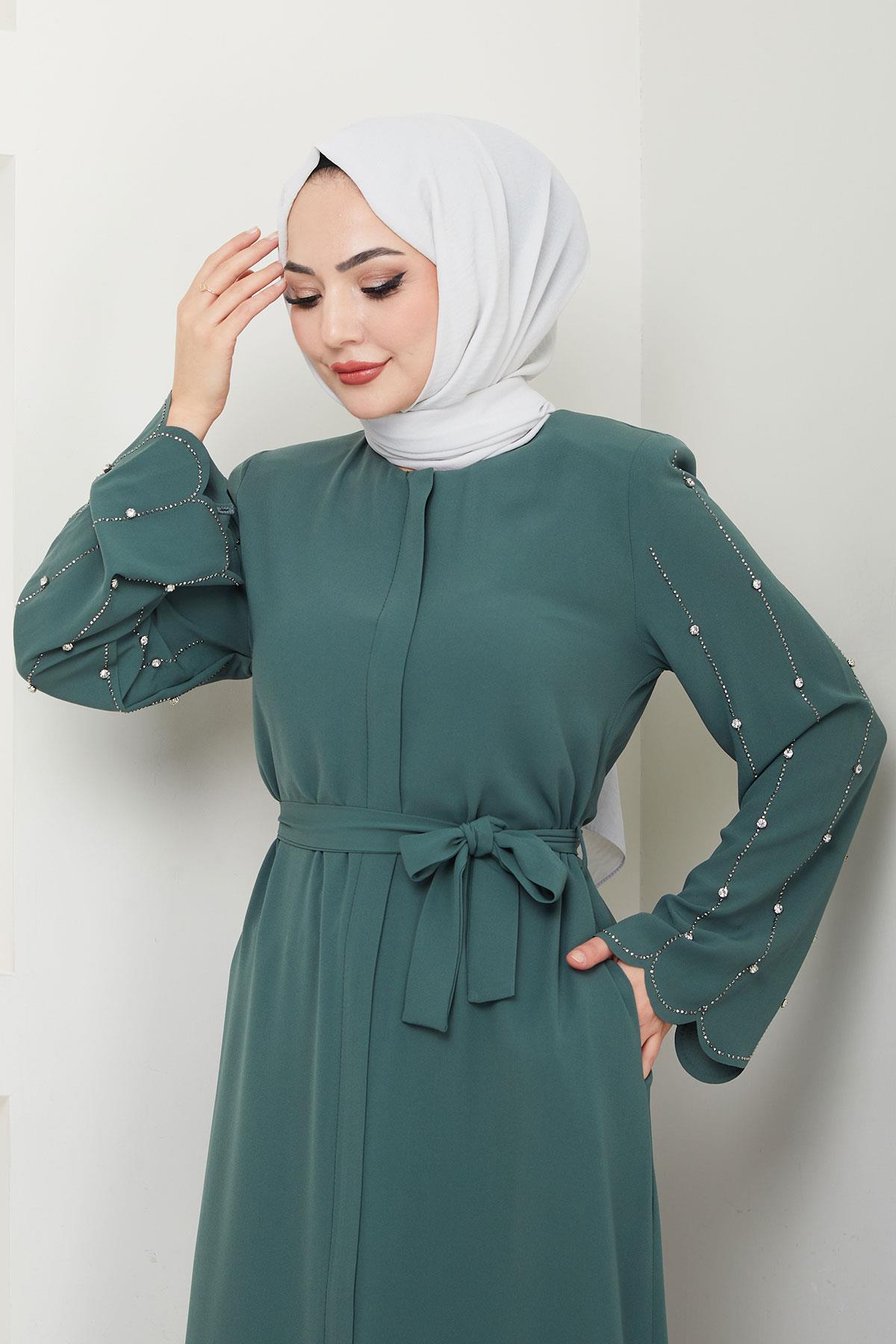 عباية خضراء بأكمام مزينة بالأحجار وفتحة مخفية HM2152