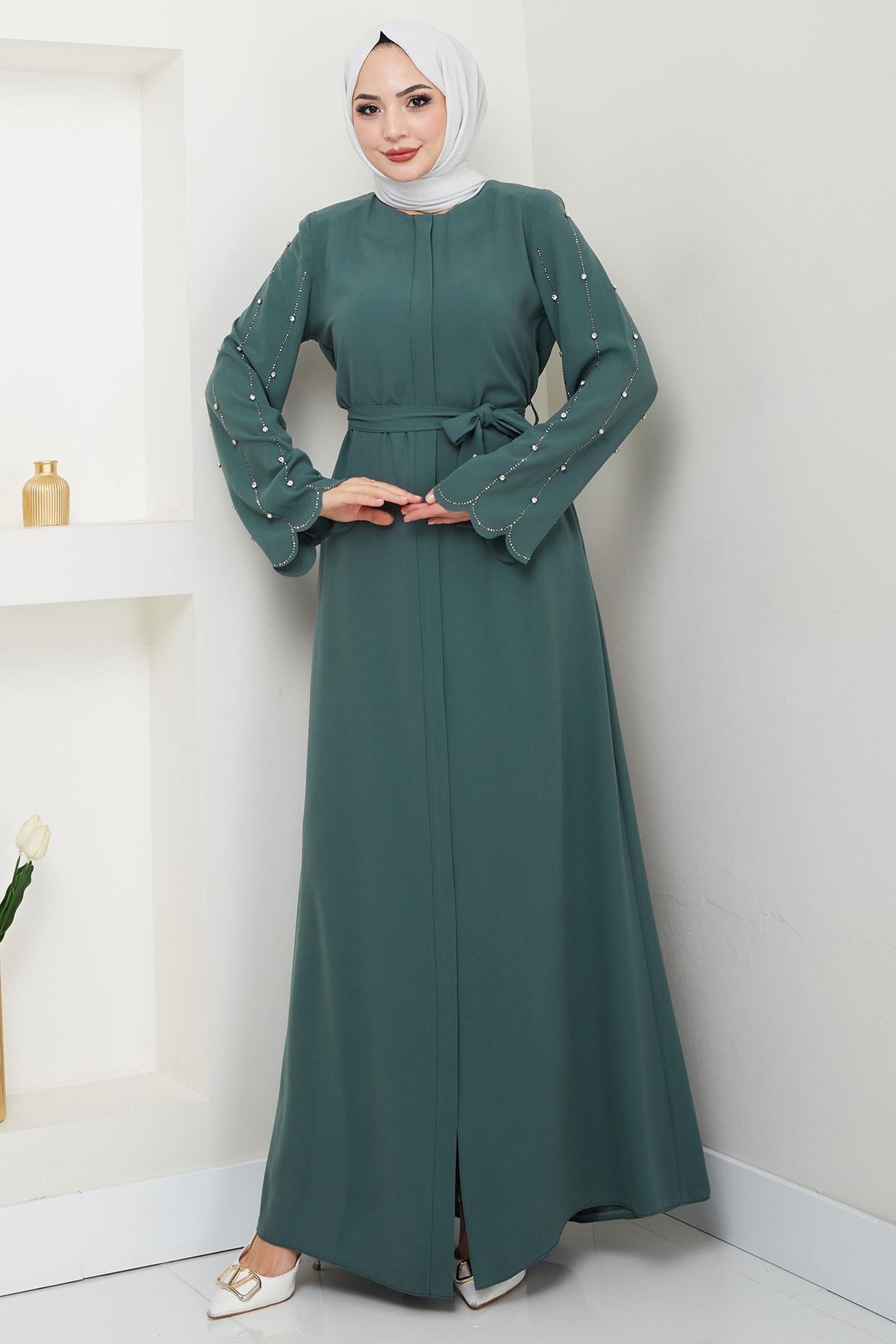 عباية خضراء بأكمام مزينة بالأحجار وفتحة مخفية HM2152