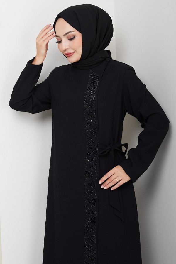 عباية سوداء مطرزة بالخرز مع سحاب مخفي ورباط جانبي HM2845