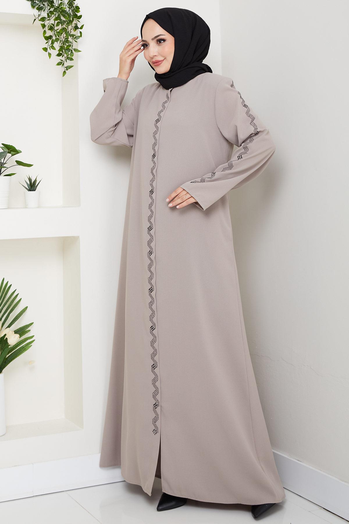 عباية بيج مزينة بأحجار متعرجة HM2848