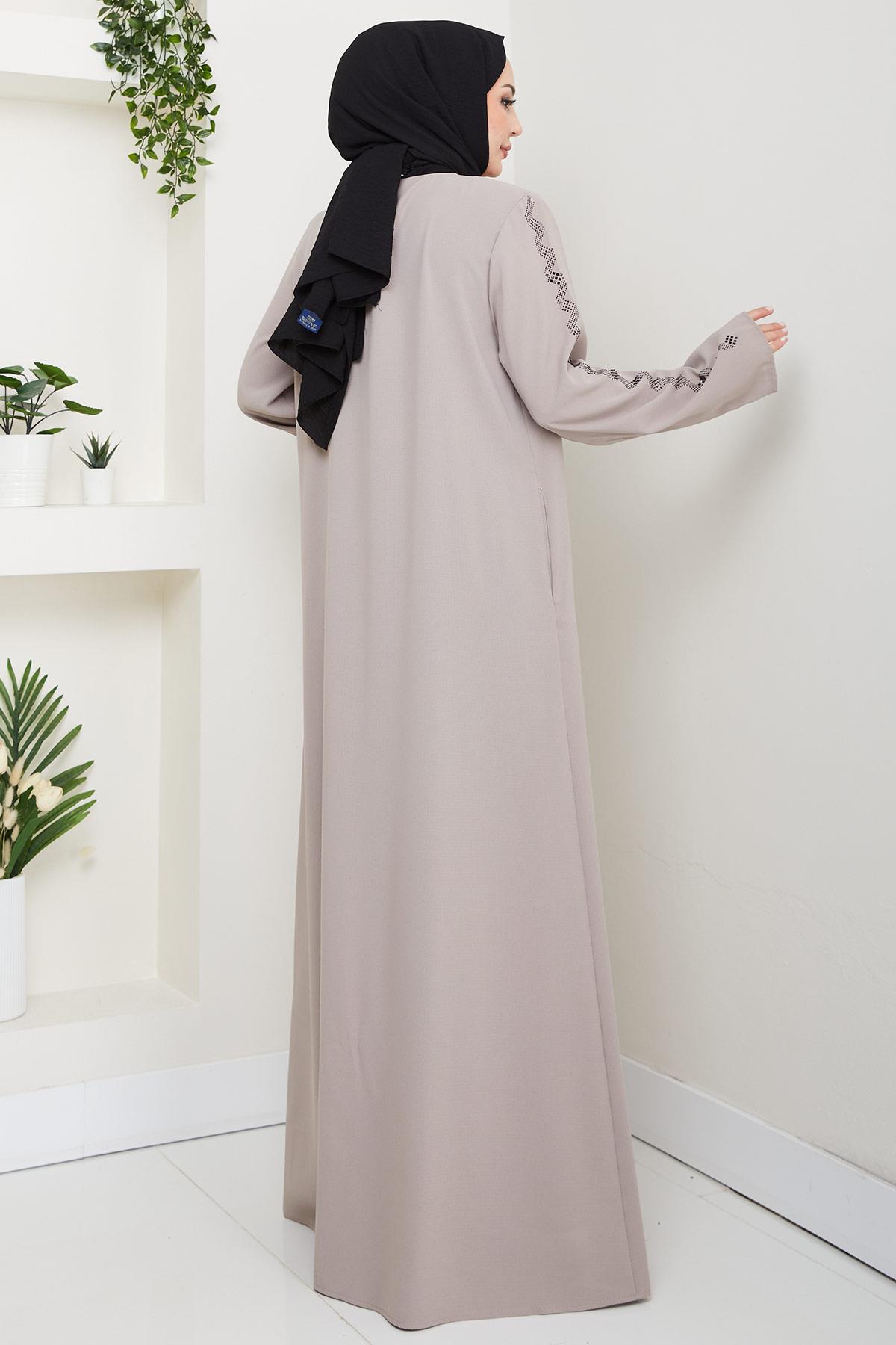 عباية بيج مزينة بأحجار متعرجة HM2848