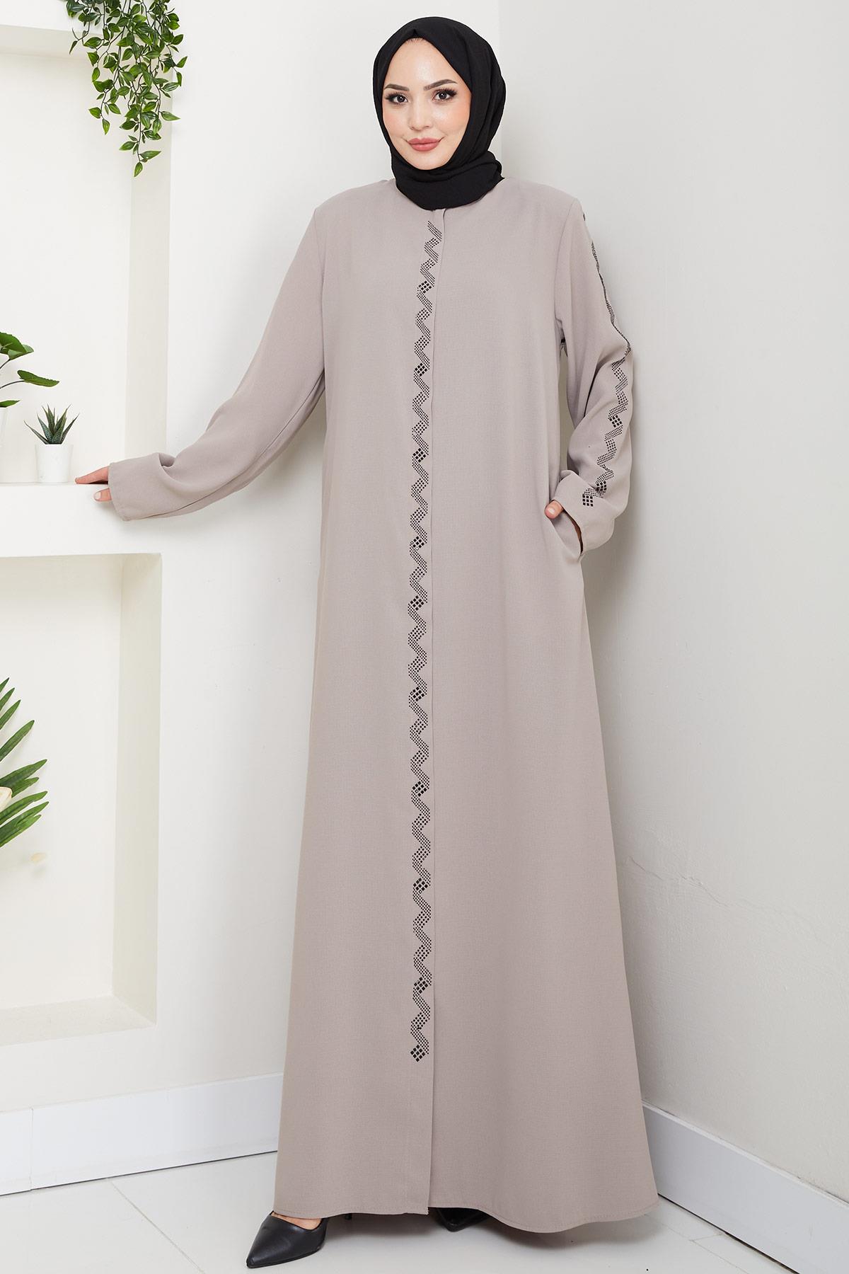عباية بيج مزينة بأحجار متعرجة HM2848