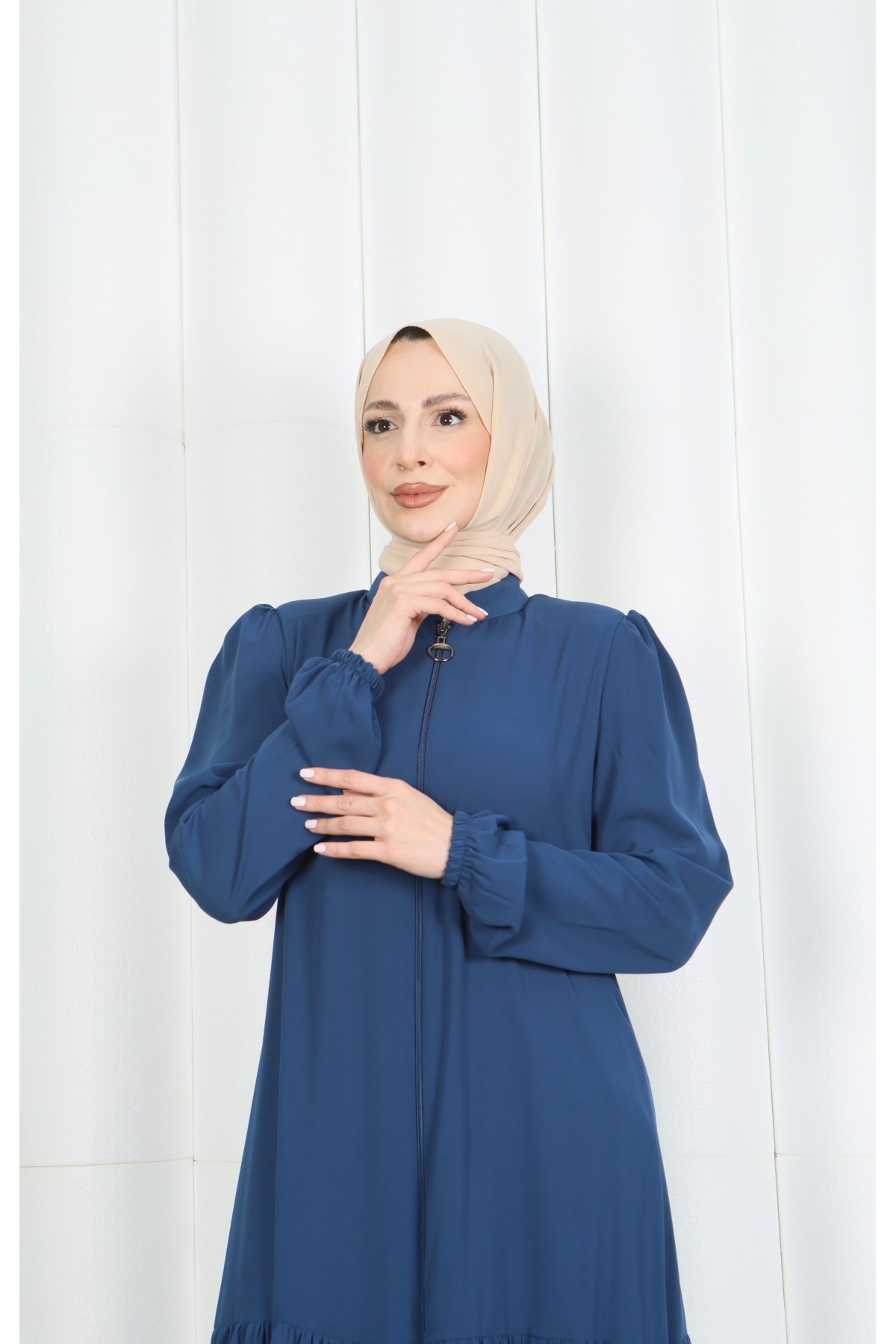 عباية سوداء بسحاب وتفاصيل لؤلؤية وأكمام بالونية HNT7105