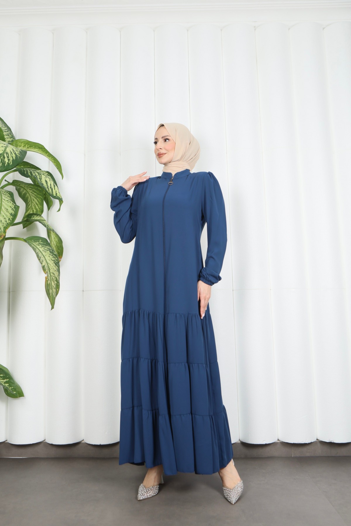 عباية سوداء بسحاب وتفاصيل لؤلؤية وأكمام بالونية HNT7105