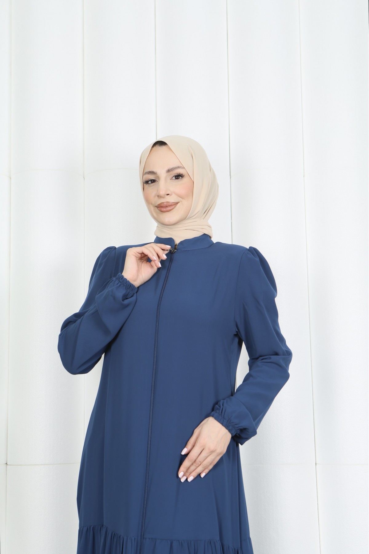 عباية سوداء بسحاب وتفاصيل لؤلؤية وأكمام بالونية HNT7105