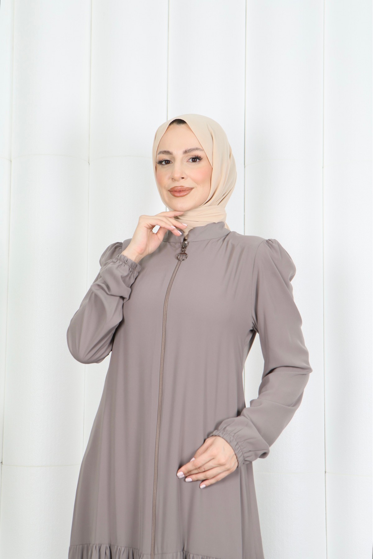 عباية سوداء بسحاب وتفاصيل لؤلؤية وأكمام بالونية HNT7105
