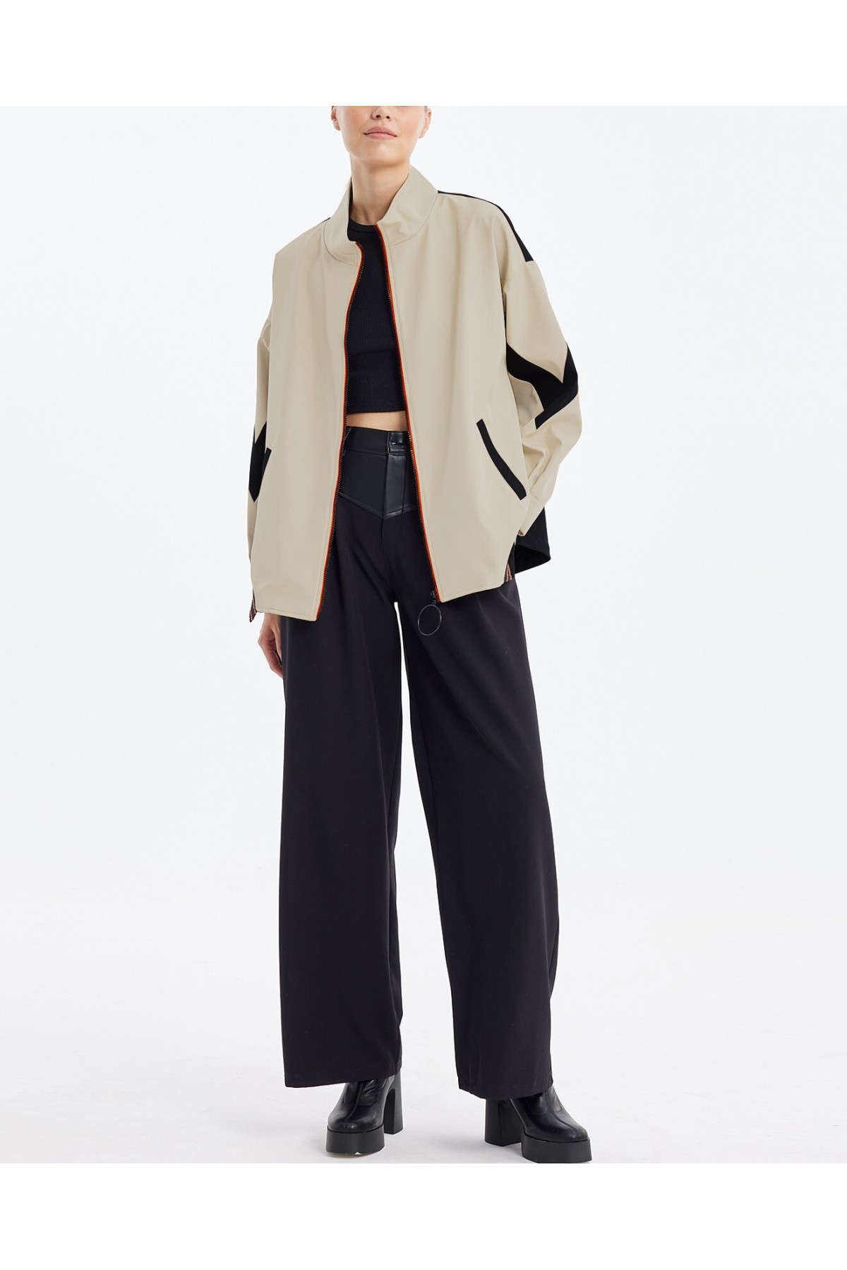 جاكيت نسائي مطاطي بظهر مقسم  