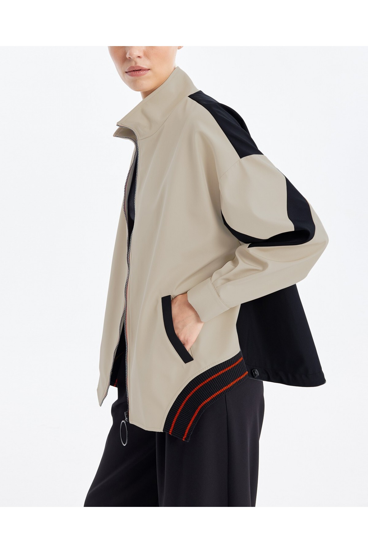 جاكيت نسائي مطاطي بظهر مقسم  