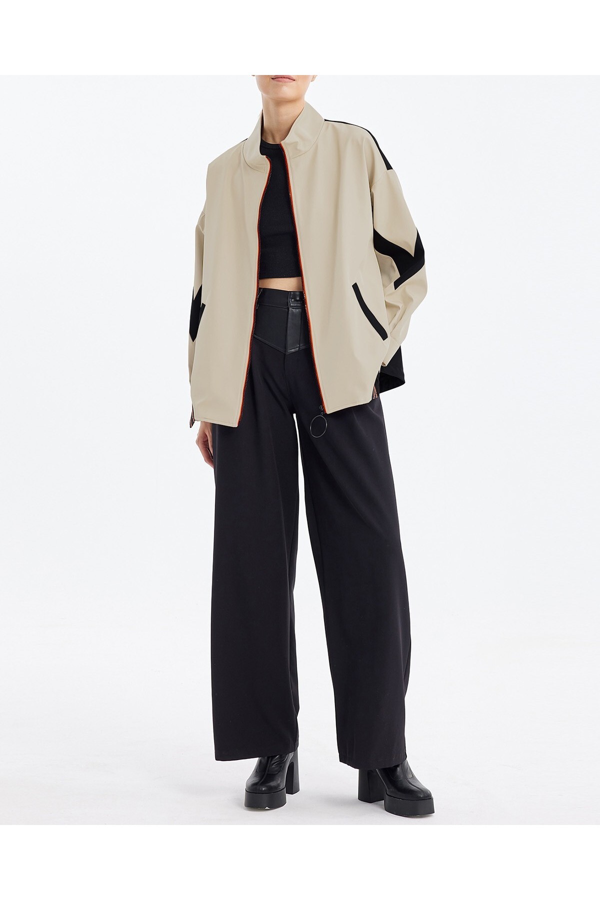 جاكيت نسائي مطاطي بظهر مقسم  