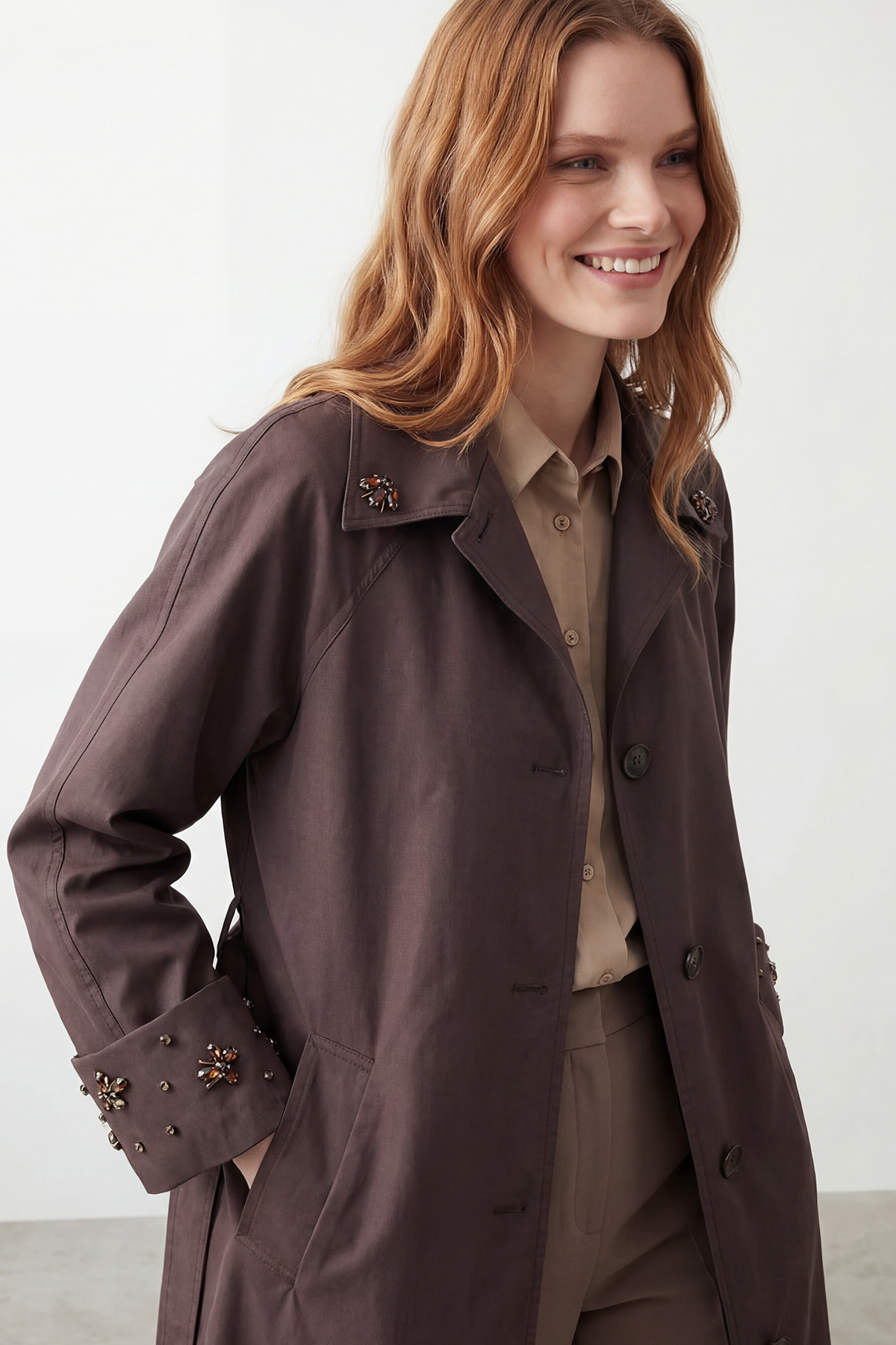 Kadın Yaka ve Kol İşlemeli Kuşaklı Trençkot – 15265TRC