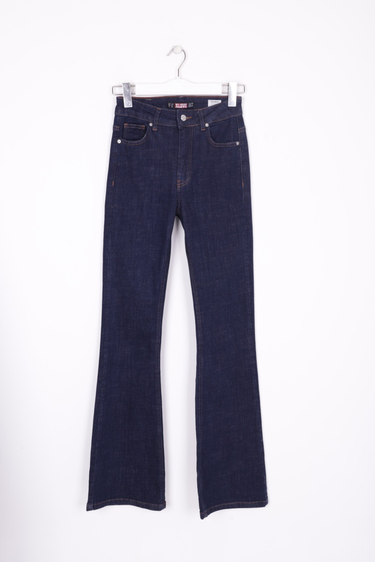 بنطال جينز إسباني ضيق مع صفعات باللون الأزرق الداكن