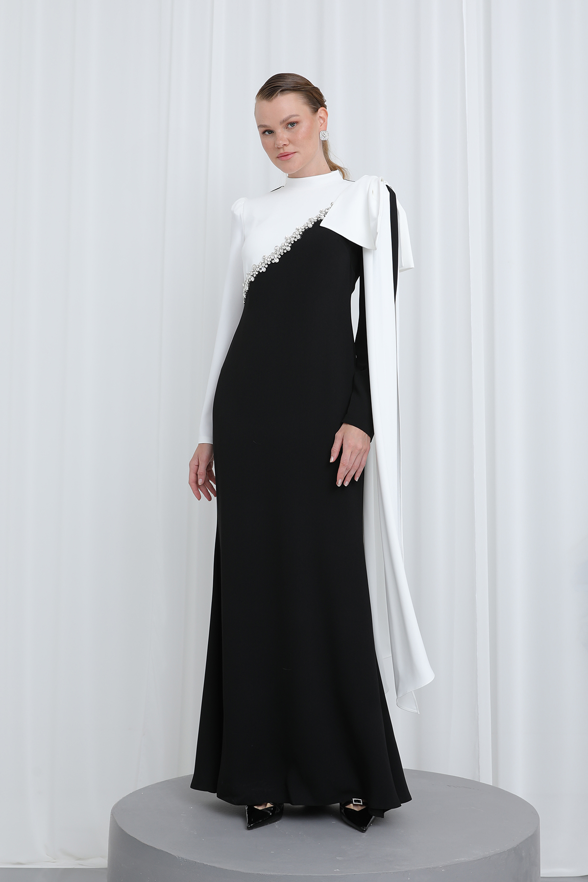 Women's One-Shoulder Accessory Stone Detailed Hijab Evening Dress Women's One-Shoulder Accessory Stone Detailed Hijab Evening Dress
