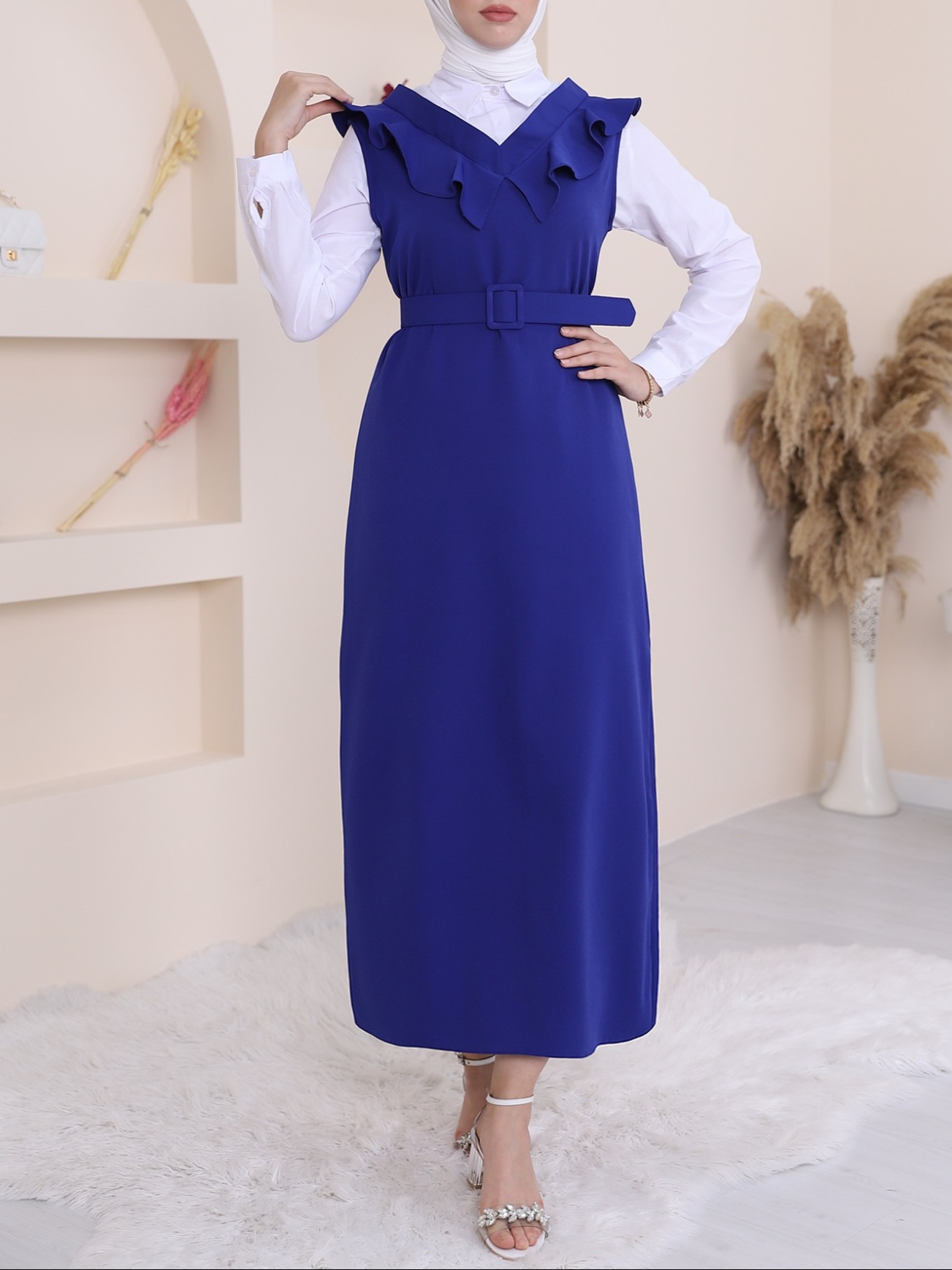 V Neck with Belt Long Gilet Dress Model